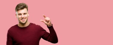 Çok küçük bir şey, holding yakışıklı genç adam boyut kavramı