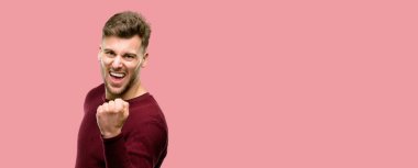 Yakışıklı genç adam mutlu ve heyecanlı kazanan jest ifade. Başarılı ve zafer, zafer kutluyor