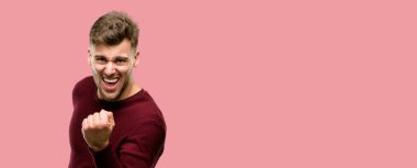 Yakışıklı genç adam mutlu ve heyecanlı kazanan jest ifade. Başarılı ve zafer, zafer kutluyor