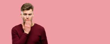 Yakışıklı genç adam şok ağzına kapakları, sessizlik ve hata kavramlar, korkmuş ifade utangaç, görünüyor