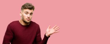 Yakışıklı genç şüphe ifade dostum, şaşırtmak ve kavramı, belirsiz gelecek merak ediyorum