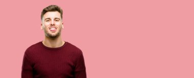 Kamera işareti itaatsizlik, protesto ve saygısızlık dilini dışarı yapışmasını yakışıklı genç