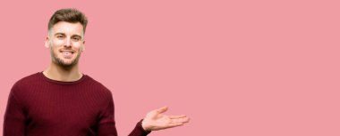 Bir şey boş elinde tutan yakışıklı genç