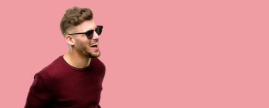 Büyük başarı, güç, enerji ve olumlu duygular ifade yakışıklı genç adam mutlu ve heyecanlı kutluyor zafer. Yeni iş neşeli kutluyor