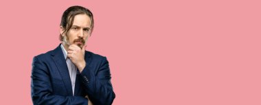 Yakışıklı genç adam ile acımak yüz düşünceli düşünme