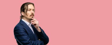 Yakışıklı genç adam ile acımak yüz düşünceli düşünme