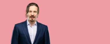 Yakışıklı genç adam mutlu ve ifade wow jest tezahürat