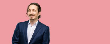 Yakışıklı genç adam kendinden emin ve mutlu bir büyük doğal gülümseme gülmek ile