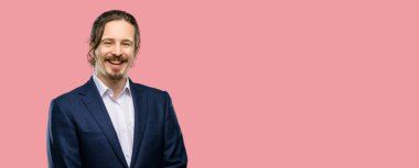 Yakışıklı genç adam kendinden emin ve mutlu bir büyük doğal gülümseme gülmek ile