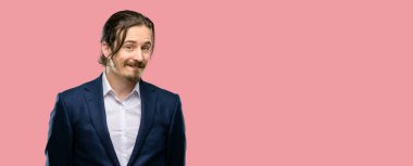 Yakışıklı genç adam kendinden emin ve mutlu yan seyir büyük bir doğal gülümseme ile