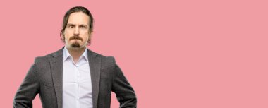 Yakışıklı genç şüphe ifade dostum, şaşırtmak ve kavramı, belirsiz gelecek merak ediyorum