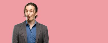 Yakışıklı genç ifade aşk, darbeler öpücük kamerasına, flört