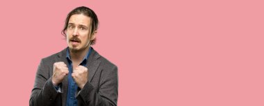 Yakışıklı genç adam mutlu ve heyecanlı kazanan jest ifade. Başarılı ve zafer, zafer kutluyor