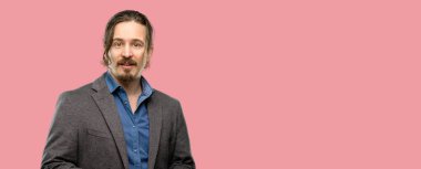 Yakışıklı genç adam kendinden emin ve mutlu aşk büyük bir doğal gülümseme