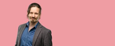 Yakışıklı genç adam kendinden emin ve mutlu kameraya bakarak büyük bir doğal gülümseme ile