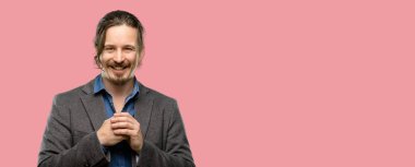 Yakışıklı genç adam mutlu ve ifade wow jest tezahürat