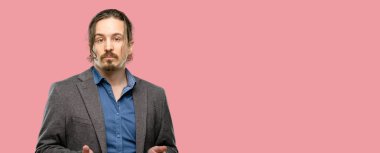 Yakışıklı genç şüphe ifade dostum, şaşırtmak ve kavramı, belirsiz gelecekte omuzlarında shrugging merak ediyorum