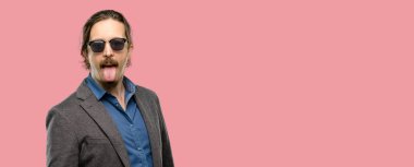 Kamera işareti itaatsizlik, protesto ve saygısızlık dilini dışarı yapışmasını yakışıklı genç