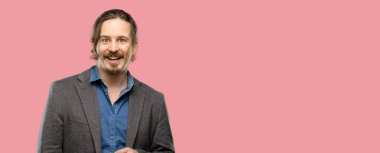 Yakışıklı genç adam mutlu ve ifade wow jest tezahürat