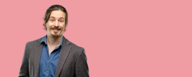 Yakışıklı genç adam kendinden emin ve mutlu bir büyük doğal gülümseme gülmüyorum, doğal ifade ile