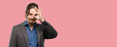 Parmakları Tamam jest olarak kameradan bakıyorsun yakışıklı delikanlı. Dürbün, güzel gözleri ve gülümseme taklit