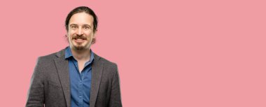 Yakışıklı genç adam kendinden emin ve mutlu büyük bir deli ile smile gülüyor