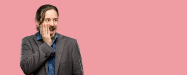 Yakışıklı genç adam çok mutlu ve kendinden emin bir büyük gülümseme sürpriz parmak gösterilen