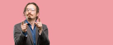 Uzak yan parmağıyla işaret yakışıklı genç