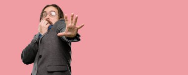 Dur jest, bir savunma olarak ellerini tutmak, bağırarak yakışıklı genç adam tiksinti ve kızgın,