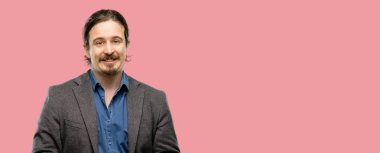 Yakışıklı genç adam kendinden emin ve mutlu büyük bir doğal gülümseme ile