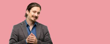 Yakışıklı genç adam kendinden emin ve mutlu büyük bir doğal gülümseme ile