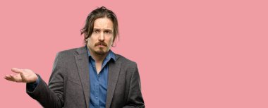 Yakışıklı genç şüphe ifade dostum, şaşırtmak ve kavramı, belirsiz gelecek merak ediyorum