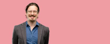 Kamera işareti itaatsizlik, protesto ve saygısızlık dilini dışarı yapışmasını yakışıklı genç