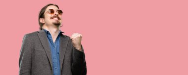 Yakışıklı genç adam mutlu ve heyecanlı kazanan jest ifade. Başarılı ve zafer, zafer kutluyor