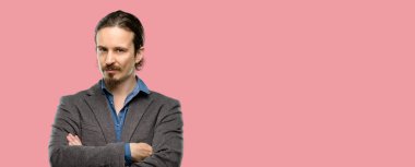 Kendinden emin ve mutlu bir büyük doğal gülümseme gülmek ile çapraz kollu yakışıklı genç