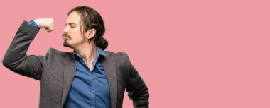 Onun iyi güç ve spor salonu konsept, sağlıklı yaşam ifade pazı gösterilen yakışıklı genç