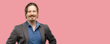 Yakışıklı genç adam kendinden emin ve mutlu bir büyük doğal gülümseme gülmek ile