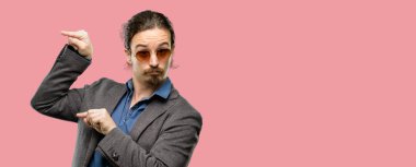 Uzak yan parmak ile işaret yakışıklı genç