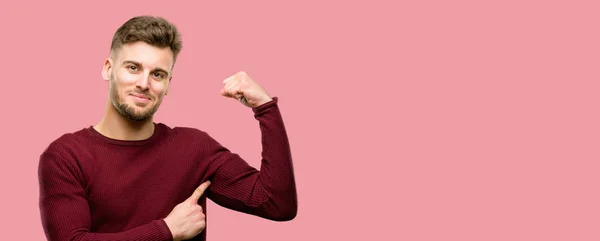Pohledný Mladý Muž Ukázal Biceps Vyjadřující Sílu Tělocvičně Koncept Zdravý — Stock fotografie