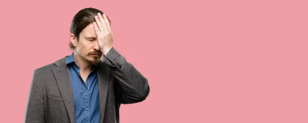 Beau Jeune Homme Stressant Garder Main Sur Tête Fatigué Frustré — Photo