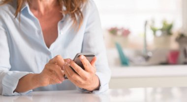 Smartphone, kapalı kullanan orta yaş kadın