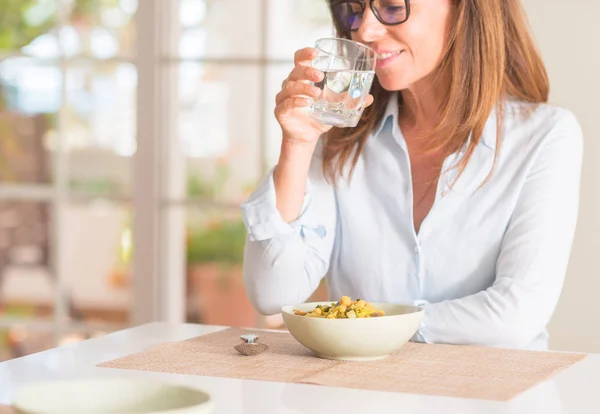 Vrouw Van Middelbare Leeftijd Aan Tafel Met Gezond Voedsel Drinkwater — Stockfoto