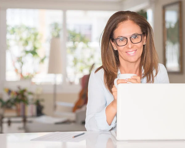 Mujer Mediana Edad Utilizando Computadora Beber Café Interior — Foto de Stock