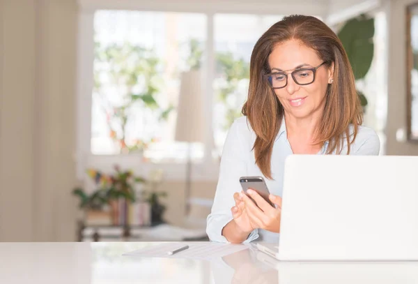 Mulher Meia Idade Usando Smartphone Laptop Indoor — Fotografia de Stock