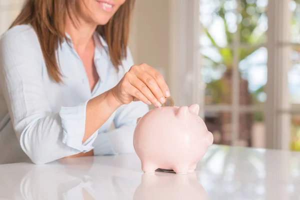 Middelbare leeftijd vrouw met spaarvarken munt, opslaan en geld concept, — Stockfoto