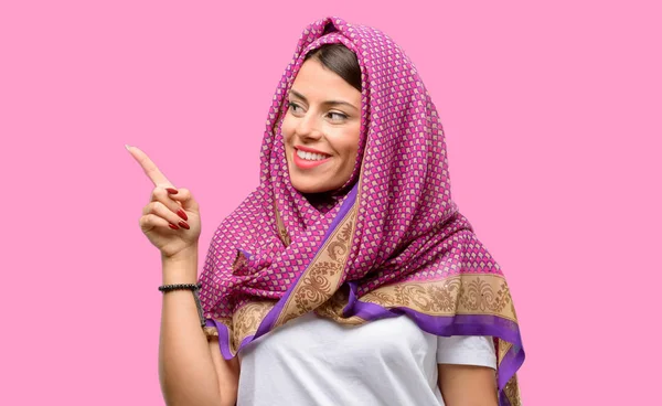 Unga Arabiska Kvinnan Bära Hijab Pekar Bort Sidan Med Finger — Stockfoto