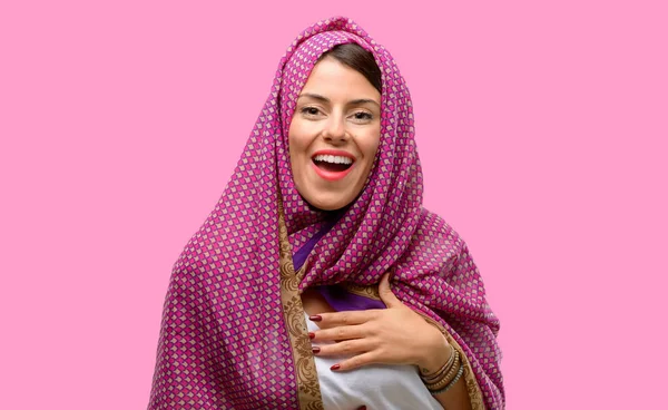 ヒジャーブ自信を持って 自然な笑顔の笑いと幸せを身に着けている若いアラブ女性 — ストック写真