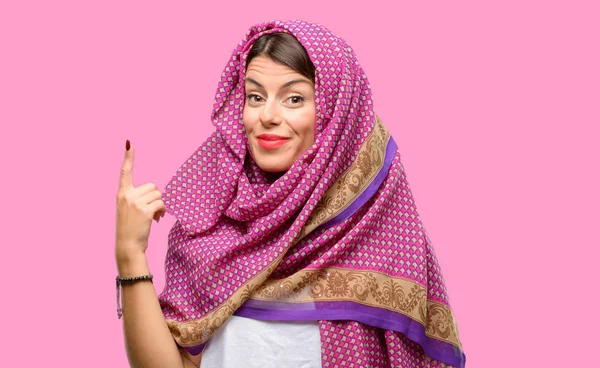 Junge Araberin Hijab Die Den Erhobenen Zeigefinger Trägt Die Nummer — Stockfoto