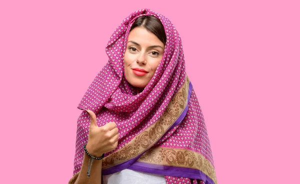 年轻的阿拉伯妇女戴着头巾微笑着广泛显示竖起大拇指手势相机 表达的喜欢和批准 — 图库照片