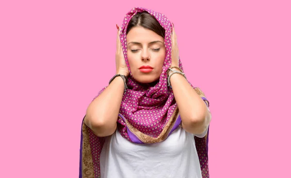 Jonge Arabische Vrouw Het Dragen Van Hijab Die Betrekking Hebben — Stockfoto
